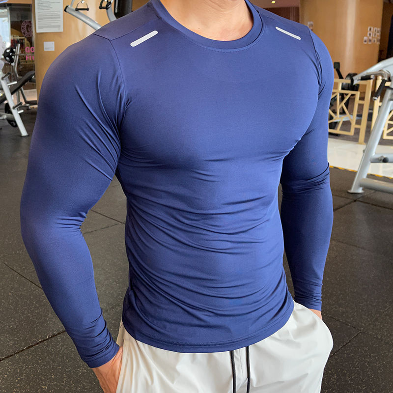 Men’s muscle fit gym wear by GeToday, featuring a sleeveless athletic top and gym shorts for active fitness training.