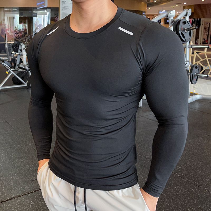 Men’s muscle fit gym wear by GeToday, featuring a fitted athletic shirt suitable for workouts and gym training.