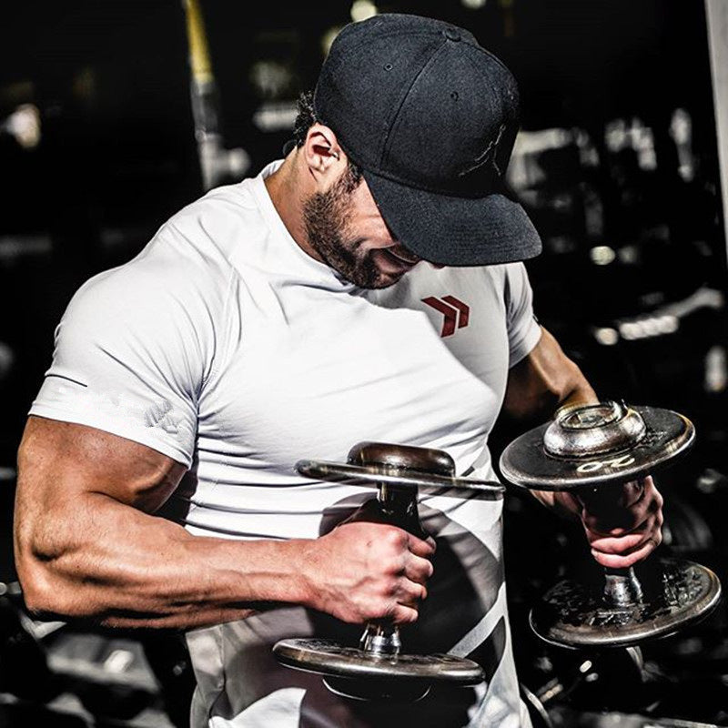 Men's muscle fit leisure T-shirt by GeToday, gym wear casual style, gray color, close-up of fabric and fit.