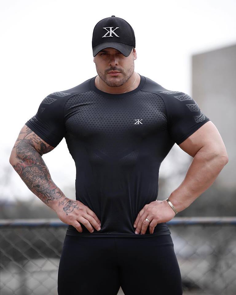 Muscle fit performance gym T-shirt by GeToday, made of breathable fabric with a sleek design and athletic fit for workout comfort.