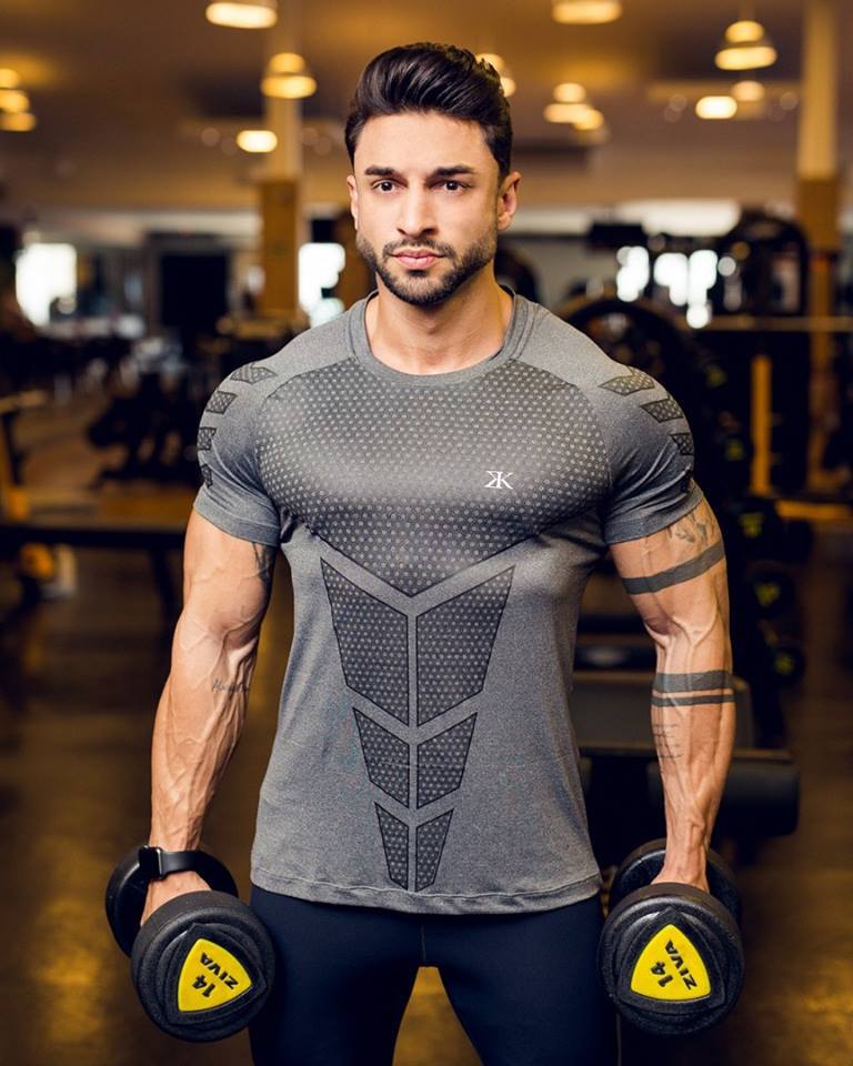 Muscle fit performance gym T-shirt by GeToday, showcasing a snug fit, breathable fabric, and athletic design for workout comfort.