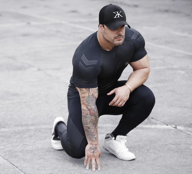 GeToday muscle fit performance gym t-shirt, close-up of black athletic T-shirt with moisture-wicking fabric and fitted style.