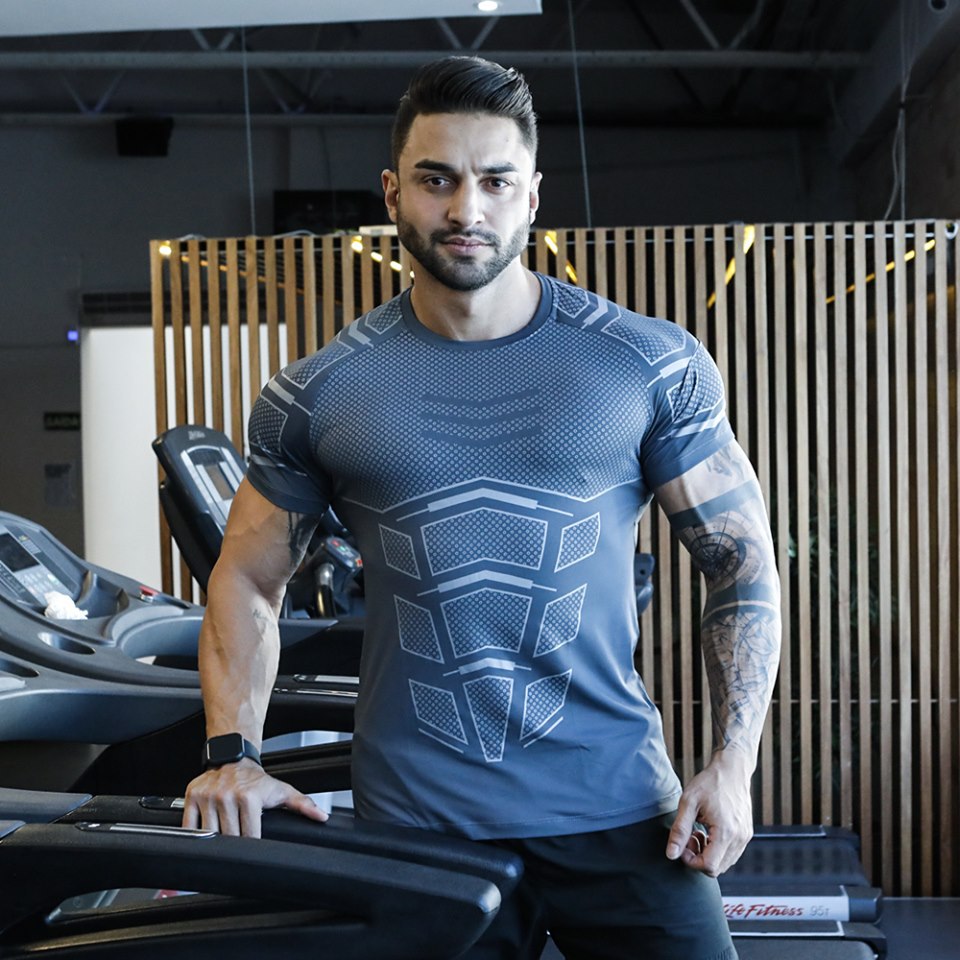 GeToday muscle fit performance gym t-shirt, close-up of black athletic shirt with breathable fabric and fitted design for workouts.