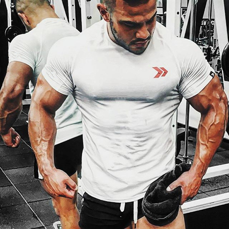 Muscle fit leisure T-shirt by GeToday, gym wear, showing a close-up of the black t-shirt with a snug fit and casual style.